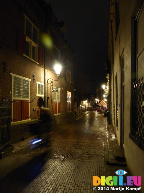 FZ003191 Push biker in Amersfoort at night